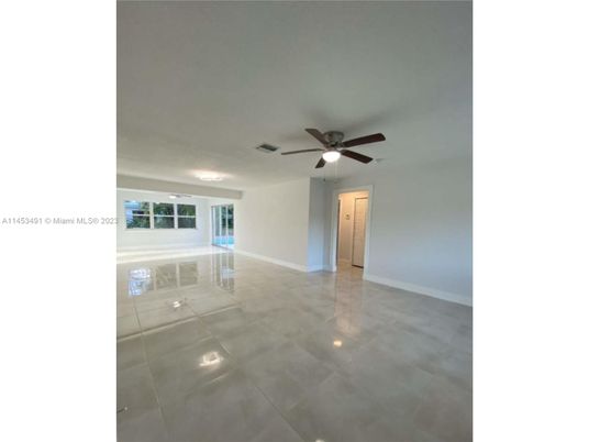 Empty room, Interior