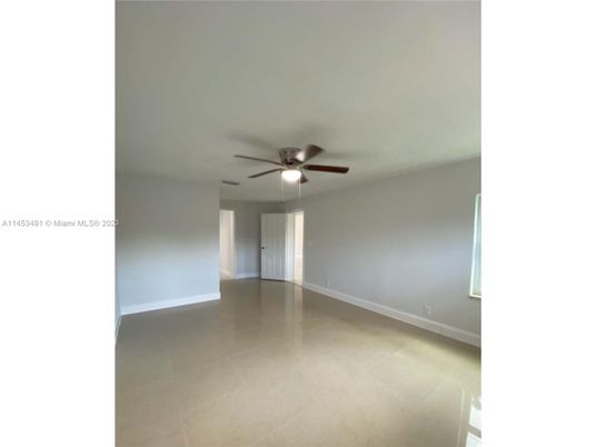 Empty room, Interior