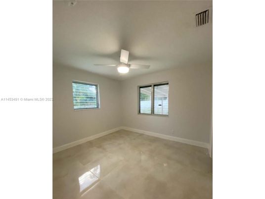 Empty room, Interior