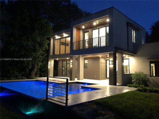 Exterior, Facade, Pool, Modern