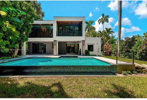 Backyard, Exterior, Facade, Pool, Modern