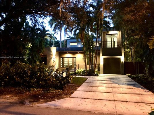 Exterior, Facade, Modern