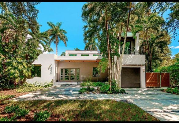 Attached, Backyard, Exterior, Facade, Modern
