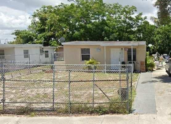 Exterior, Facade, Ranch