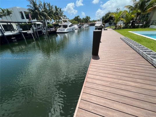 Exterior, Lake