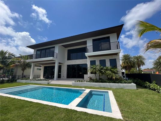 Exterior, Facade, Pool, Modern