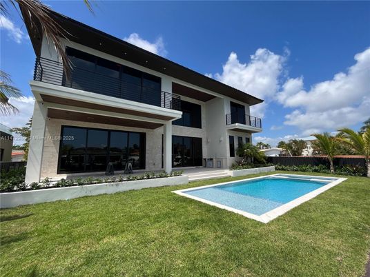 Backyard, Exterior, Facade, Pool, Modern