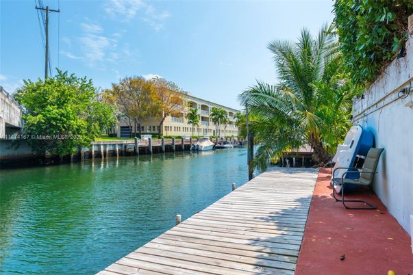 Exterior, Lake
