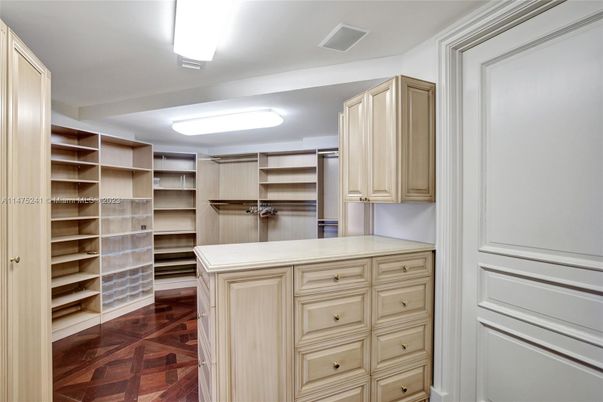 Interior, Walk-in Closets, Wood Texture Flooring
