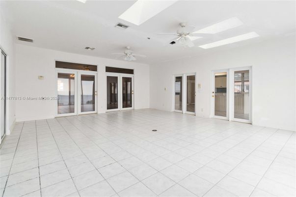 Empty room, Interior