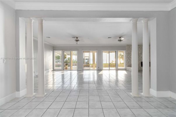 Empty room, Interior