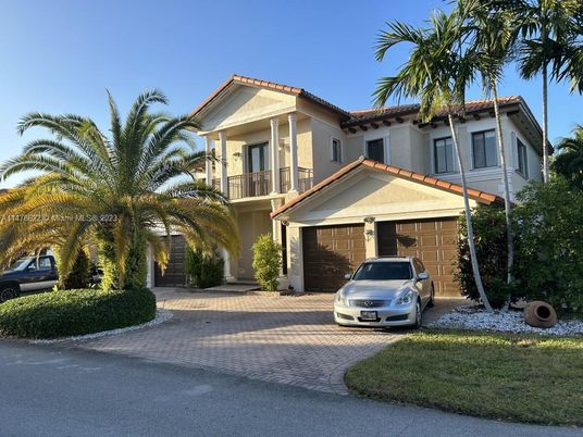 Attached, Exterior, Facade, Mediterranean