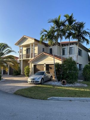 Exterior, Facade, Mediterranean