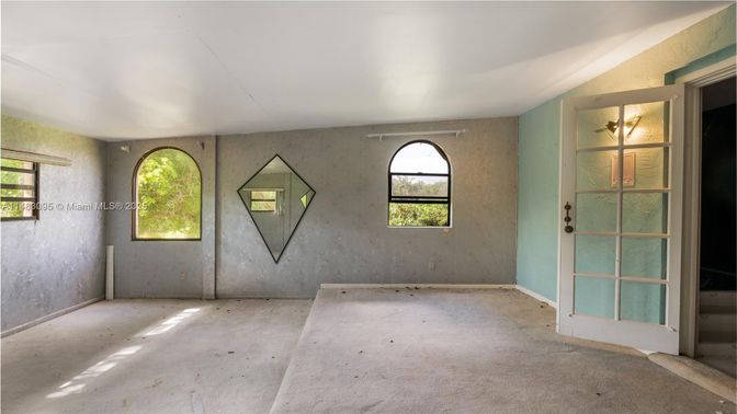 Empty room, Interior