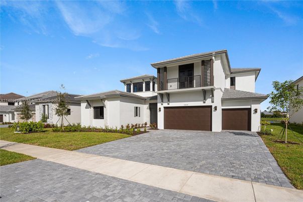 Attached, Exterior, Facade, Mediterranean