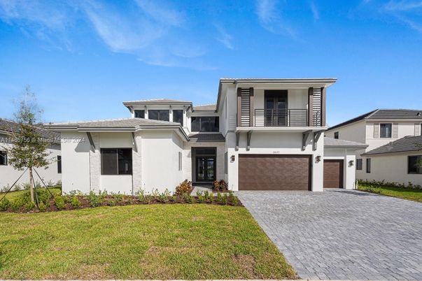 Attached, Exterior, Facade, Mediterranean