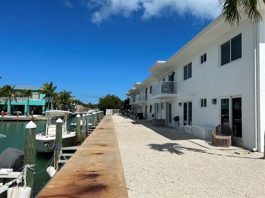 Exterior, Lake