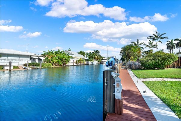 Exterior, Lake