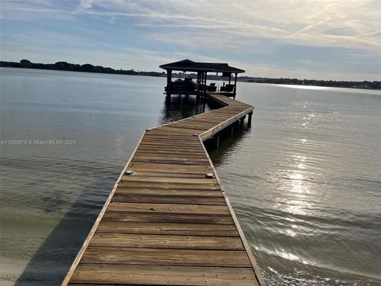 Exterior, Lake