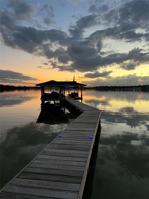 Exterior, Lake