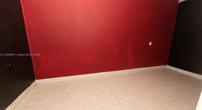 Empty room, Interior