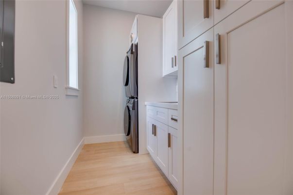 Interior, Washer, Wood Texture Flooring