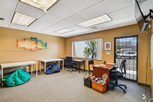 Home Office, Interior