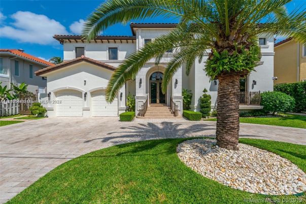 Attached, Exterior, Facade, Mediterranean