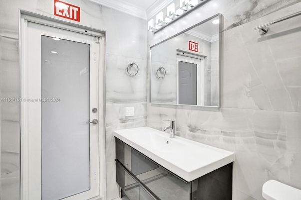 Bathroom, Interior, Recessed Lighting