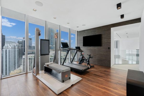 Fitness Equipment, Interior, Recessed Lighting, Wood Texture Flooring