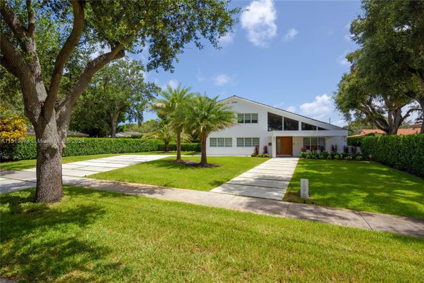 Backyard, Exterior, Facade, Modern