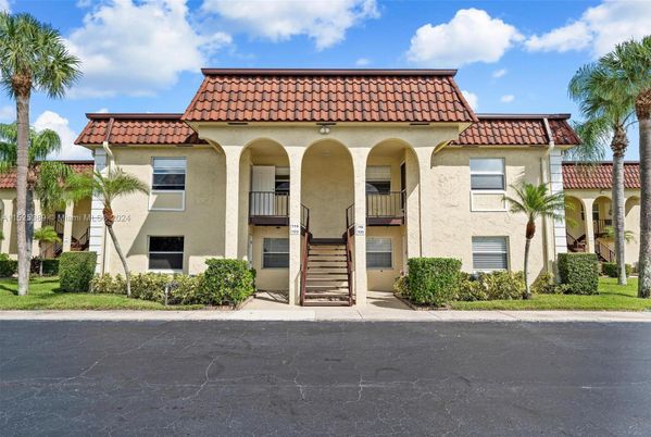Exterior, Facade, Mediterranean