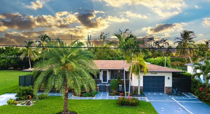 Attached, Exterior, Facade, Spanish Mediterranean