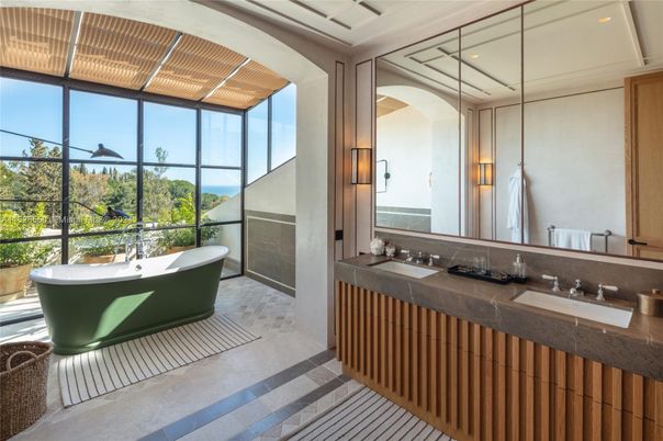 Bathroom, Dual Sink Vanities, Free Standing Baths, Interior, Recessed Lighting