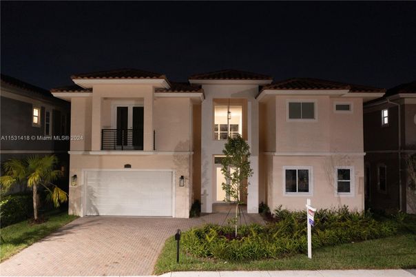 Attached, Exterior, Facade, Mediterranean