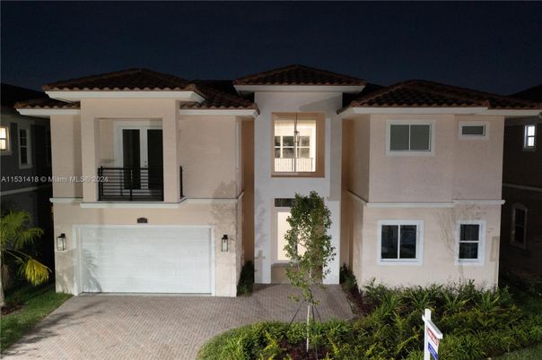 Attached, Exterior, Facade, Mediterranean