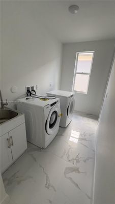 Interior, Marble, Recessed Lighting, Washer