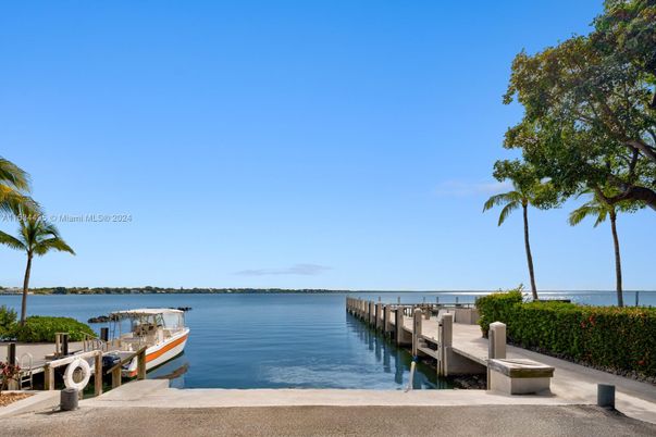 Exterior, Lake