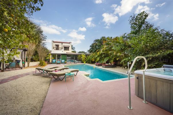Exterior, Hot Tub, Pool