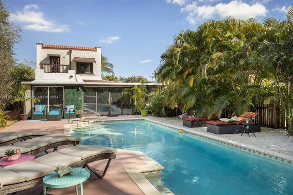 Exterior, Pool