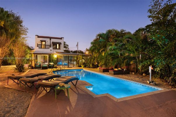 Exterior, Pool