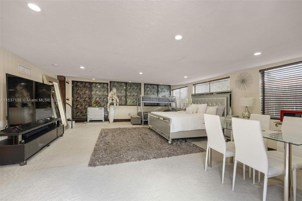 Bedroom, Dining room, Interior, Recessed Lighting