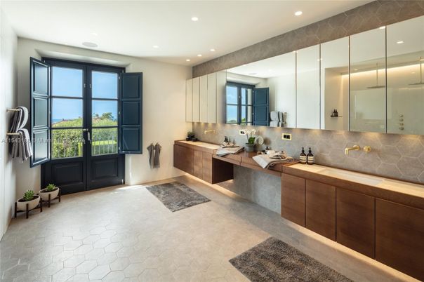 Bathroom, Dual Sink Vanities, Interior, Recessed Lighting