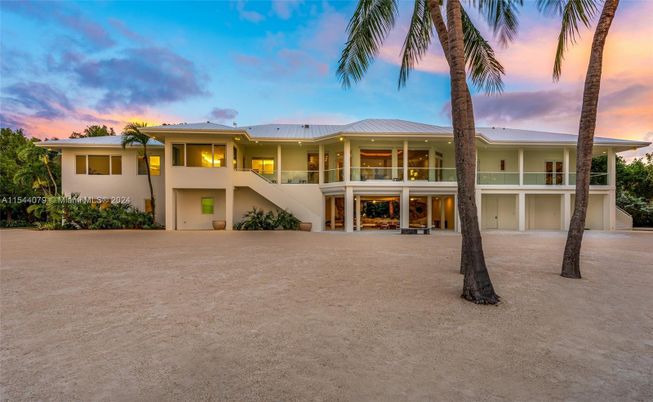 Backyard, Exterior, Facade, Ranch