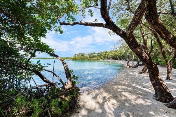 Exterior, Lake