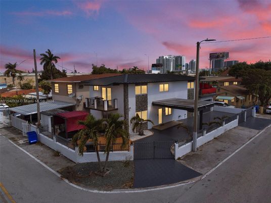 Exterior, Facade, Modern