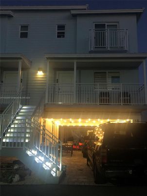 Exterior, Facade, Rowhouse