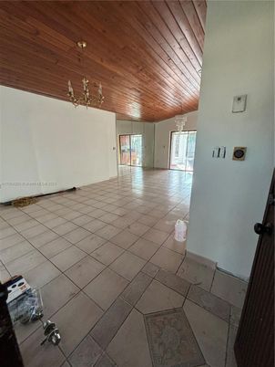 Empty room, Interior, Wooden Ceilings