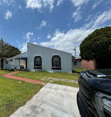 Backyard, Exterior, Facade, Ranch