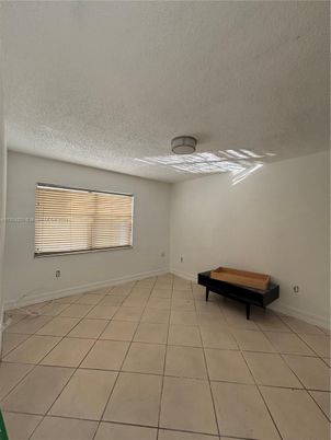 Empty room, Interior